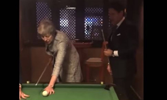 Ο Ιταλός πρωθυπουργός έδωσε... μαθήματα μπιλιάρδου στην Τερέζα Μέι (vid)