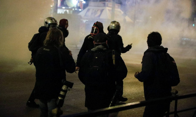 Πέτρες και χημικά στο κέντρο της Αθήνας: Επεισόδια έξω από το Α.Τ. Ομονοίας (pics)