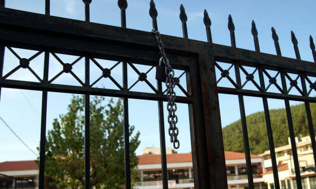 Λαμία: Σάλος με καθηγήτρια που «πετσοκόβει» και αριστούχους – Με «λουκέτο» απαντούν οι μαθητές