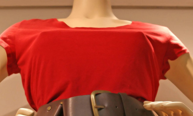 Πασίγνωστη πορνοστάρ έβλεπε αγώνα όταν ξαφνικά «εξερράγη» το στήθος της – Δείτε γιατί