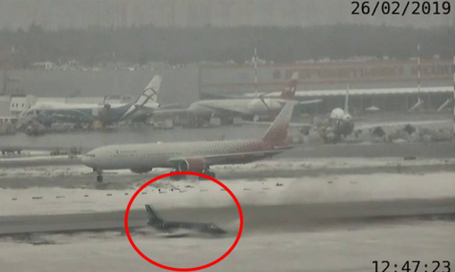 Προσπάθησε να το προσγειώσει σε παγωμένο  αεροδιάδρομο - Η συνέχεια προκαλεί τρόμο (vid)