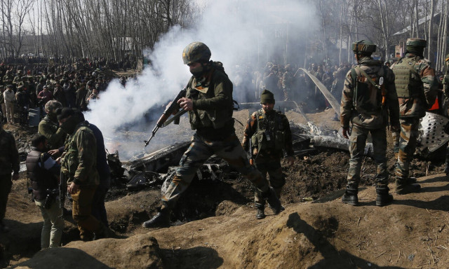 Βίντεο Πακιστάν – Ινδία: Με ματωμένο πρόσωπο και καλυμμένα μάτια ο αιχμάλωτος Ινδός πιλότος 