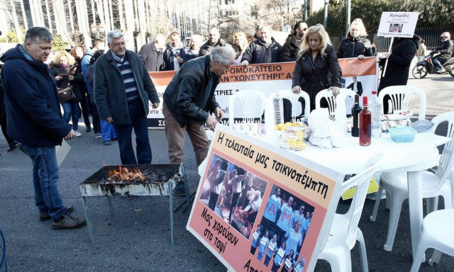 Έστησαν ψησταριές έξω από τη Βουλή – Οι καθαρίστριες διαμαρτύρονται με σουβλάκια (Photos)