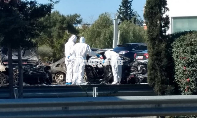 Έκρηξη σε πάρκινγκ στη Γλυφάδα: Καίγονται αυτοκίνητα - Ένας τραυματίας