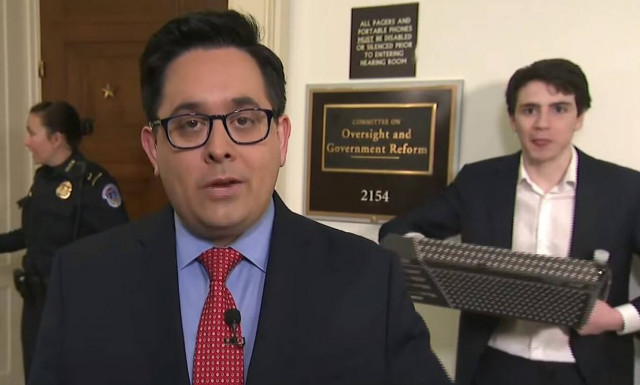 Καταβρόχθισε πίτσα πίσω από δημοσιογράφο που έκανε live εκπομπή και έγινε viral! (vid)