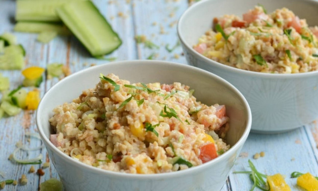 Σαλάτα με πλιγούρι και γλυκόξινο dressing γιαουρτιού