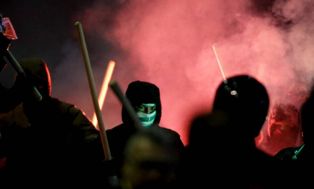 «Μαύρο» Σάββατο στον ελληνικό αθλητισμό: Άγριο ξύλο σε Νίκαια και Αιγάλεω, μαχαίρια στο Παπαστράτειο