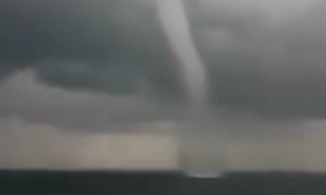 Απίστευτα βίντεο: Υδροστρόβιλος παραλίγο να «καταπιεί» πλοίο στην Κυλλήνη