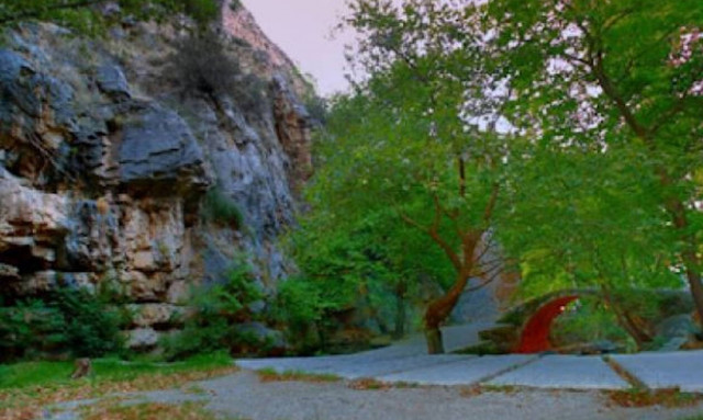 Τα άγνωστα αρχαία βραχογλυπτά με τον Τροφώνιο και τον Αγαμήδη, στο Μαντείο του Τροφωνίου 