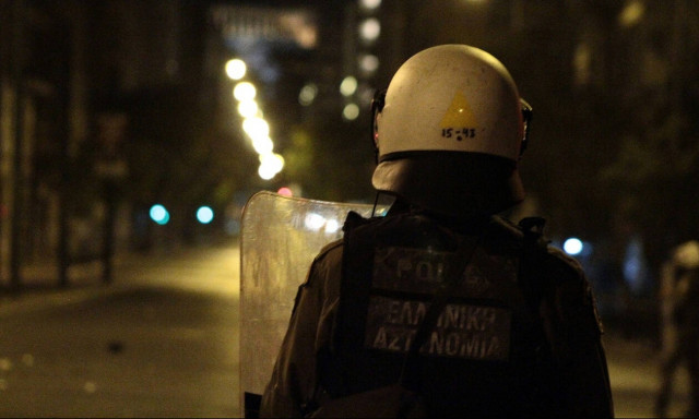 Θεσσαλονίκη: Συμπλοκή κουκουλοφόρων με ΜΑΤ – «Βροχή» από μολότοφ