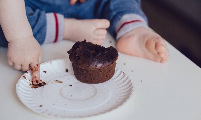 Ο αποτυχημένος αλλά χαριτωμένος τρόπος που κοριτσάκι προσπάθησε να κρύψει πως έφαγε σοκολάτα (vid)