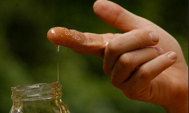 Μέλι: Μάθε γιατί κάθε άντρας αξίζει να τρώει μια κουταλιά κάθε βράδυ