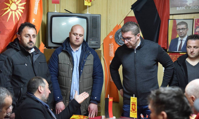 «Ξεσάλωσαν» οι Σκοπιανοί: Ο αντίπαλος του Ζάεφ μιλά δίπλα σε αλυτρωτικούς χάρτες με τη Θεσσαλονίκη