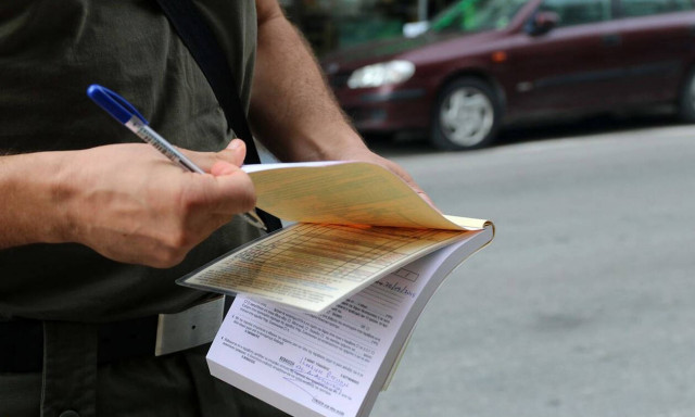 Αδιόρθωτοι οι Έλληνες οδηγοί: Εκατοντάδες κλήσεις για στάθμευση σε ράμπες και θέσεις ΑμΕΑ