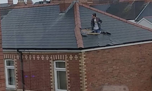 Τον έψαχνε η αστυνομία σπίτι του και τους πετούσε τούβλα από τη σκεπή ενώ… κάπνιζε (vid)