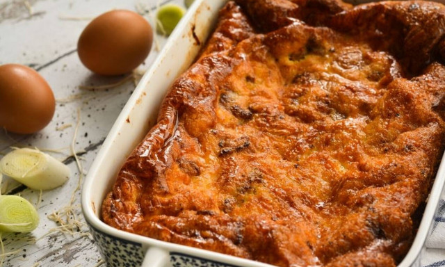 Νόστιμη και γρήγορη συνταγή για αφράτη ομελέτα με σύγκλινο και γραβιέρα