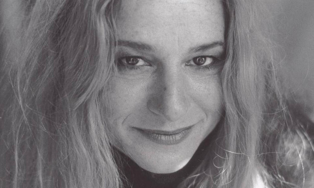 Η Ευανθία Ρεμπούτσικα μας ταξιδεύει από το Παρίσι μέχρι την Πόλη 