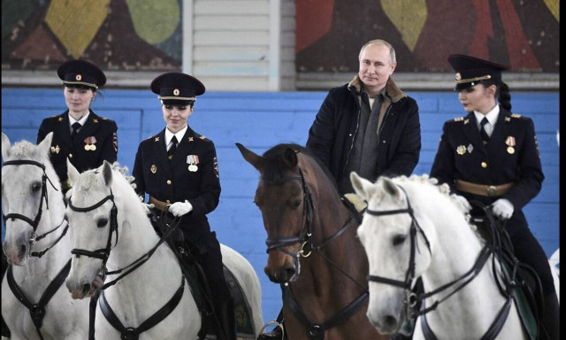 Ημέρα της Γυναίκας: Έτσι τιμά ο Πούτιν το «ωραίο φύλο» (pics+vid)