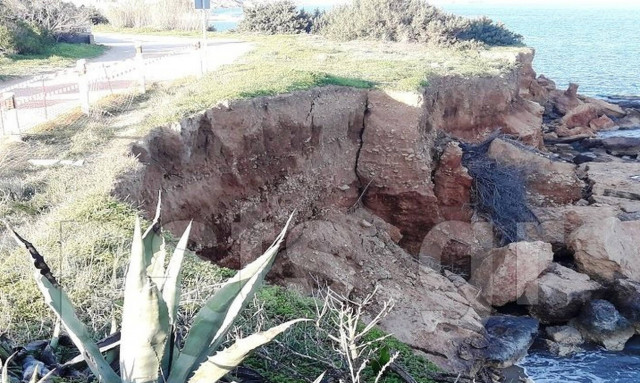 Πάρος: Παραλιακός δρόμος έπεσε στη θάλασσα (vid)