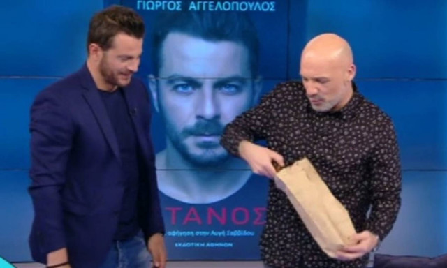 Χαμός on air: Έπαθε ΣΟΚ ο Μουτσινάς όταν είδε τι δώρο του πήρε ο Ντάνος (pics)