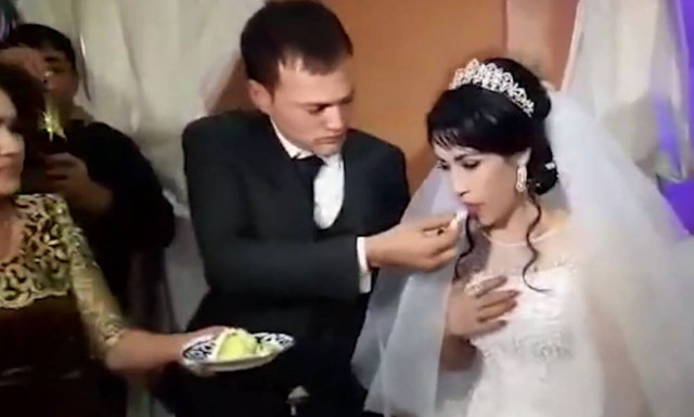 Σάλος: Γαμπρός χαστούκισε τη νύφη επειδή… του έκανε αστείο (vid)