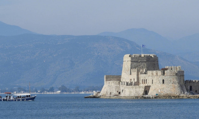 Ναύπλιο: Απέχει μια... ανάσα και σε προκαλεί να ανακαλύψεις τις εκπλήξεις που κρύβει (pics)
