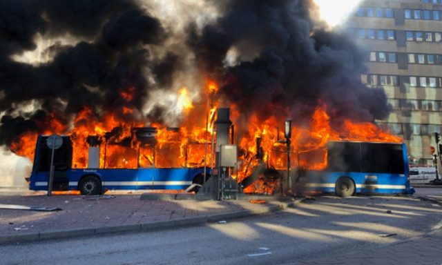 Συναγερμός στη Στοκχόλμη: Εξερράγη λεωφορείο στο κέντρο της πόλης