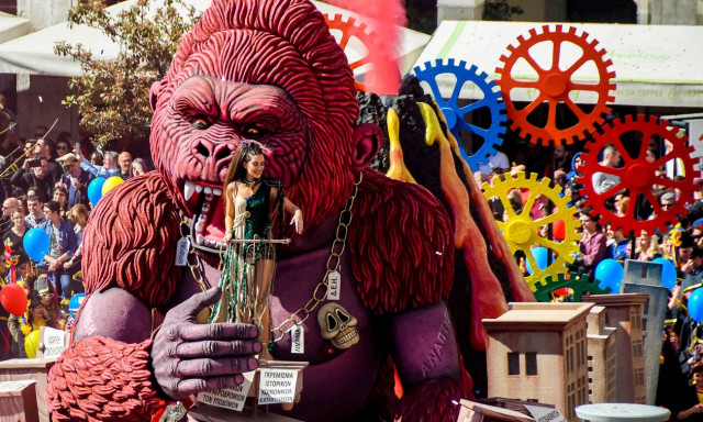 Πάτρα: Εντυπωσιακά άρματα, 40.000 καρναβαλιστές και ατελείωτη διασκέδαση (pics+vid)