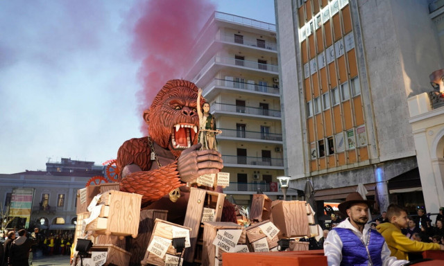 «Πατρινό καρναβάλι για πάντα»: Δείτε LIVE τη μεγάλη παρέλαση