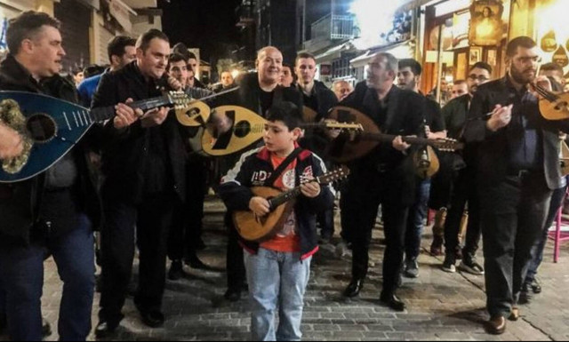 Οι Κρητικές καντάδες στα σοκάκια της Παλιάς Πόλης έκλεψαν την παράσταση στο Ρέθυμνο! (pics&vid)