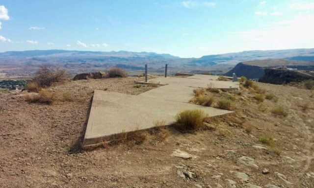 Τα μυστηριώδη τσιμεντένια βέλη της Αμερικής «αποκαλύπτονται»