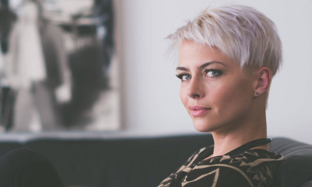 Γκρί χρώμα στα μαλλιά και πώς να το συνδυάσεις