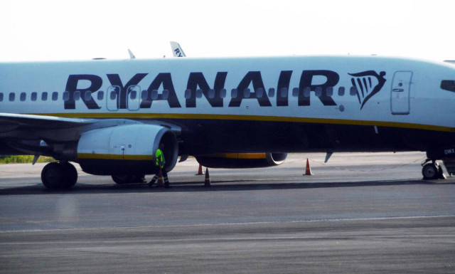 Απίστευτη περιπέτεια για επιβάτες της Ryanair: Ώρες ταλαιπωρίας στο αεροδρόμιο της Σαντορίνης