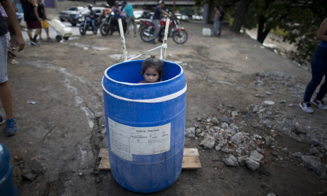 Συγκλονιστικές εικόνες από το μπλακ άουτ στη Βενεζουέλα: Δίνουν οξυγόνο με το χέρι σε νεογέννητο