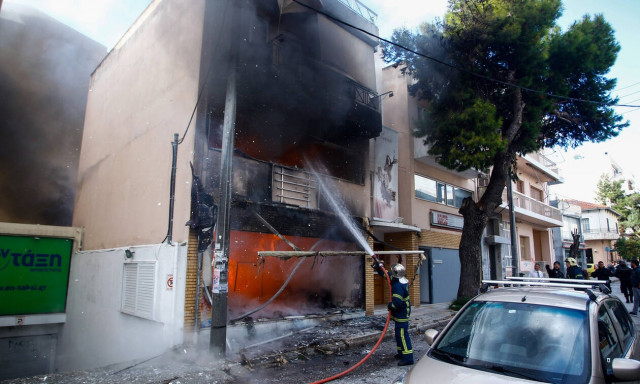 Μεγάλη φωτιά σε κατάστημα παιχνιδιών στο Χαλάνδρι (pics)