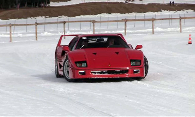 Δείτε drift στο χιόνι με πανάκριβα και σπάνια super cars