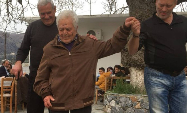 Ρέθυμνο: Κρητίκαρος 98 χρονών «βάζει τα γυαλιά» στους νεότερους με το χορό του