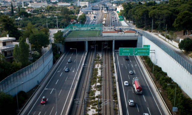 Κακοκαιρία: Τροχαίο με νταλίκα στην Αττική Οδό - Έκλεισαν τρεις λωρίδες