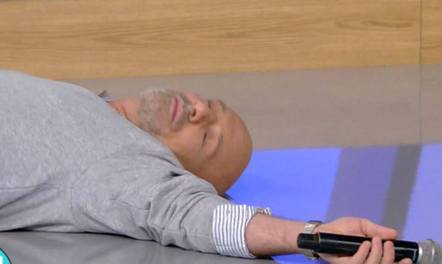 Χαμός στο «για την παρέα»: «Λιποθύμησε» o Νίκος Μουτσινάς (pics)