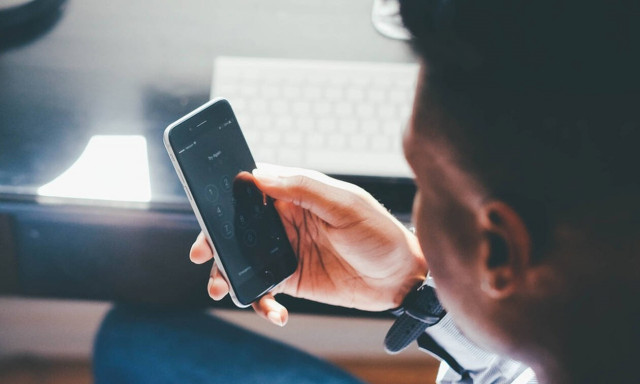 Απίστευτες εικόνες! Πώς ένα κινητό τηλέφωνο έσωσε τη ζωή 43χρονου από βέλος (pics)