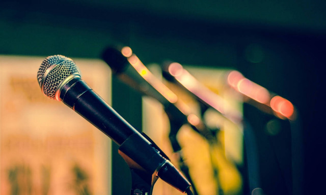 Βίντεο - σοκ: Η στιγμή που τραγουδιστής πέφτει από τη σκηνή - Νοσηλεύεται σε τεχνητό κώμα