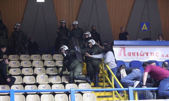 Basket League: Ένταση στο Περιστέρι και εκκένωση του γηπέδου (photos)