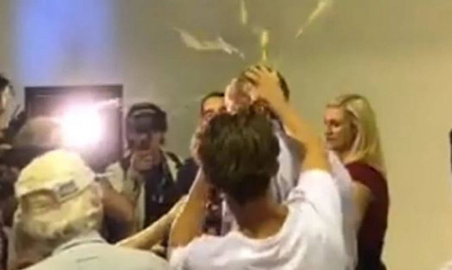 Instant Karma: Γερουσιαστής έκανε σχόλιο για το μακελειό στη Νέα Ζηλανδία και τον πήραν… με τα αυγά