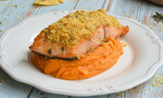 Πεντανόστιμη συνταγή για σολομό με κρούστα από nachos