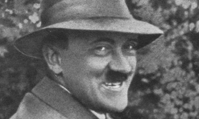 «Ο Χίτλερ ζει σε μυστική βάση στη Σελήνη»: Αυτές είναι οι πιο παράλογες θεωρίες συνομωσίας 