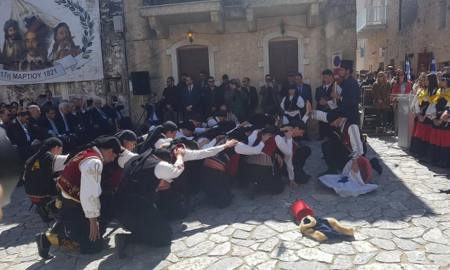 Λακωνία: Οι Μανιάτες έστειλαν το μήνυμα - Σείστηκε η Γη με το «Μακεδονία ξακουστή» στην Αρεόπολη