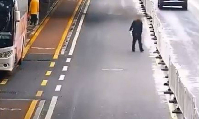 Δεν ήθελε να περάσει τη διάβαση και… διέλυσε τα πάντα (vid)