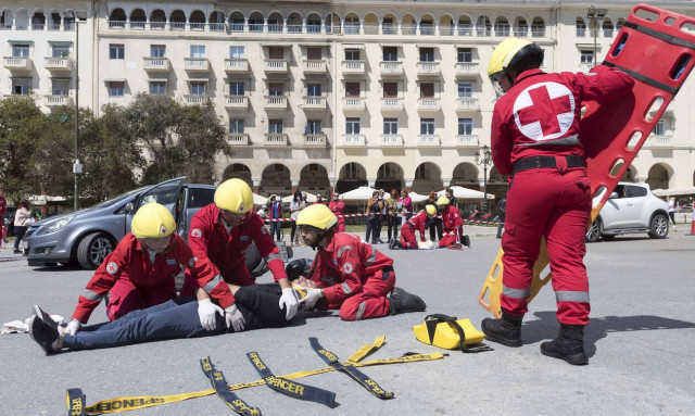 Ζητούν λευκή επιταγή από τους Ερυθροσταυρίτες 