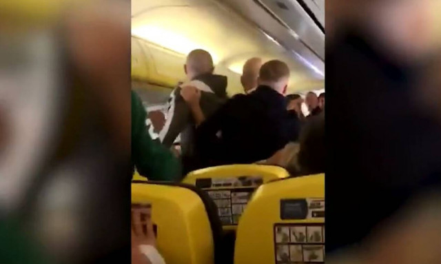 Καυγάς σε πτήση για μια γυναίκα χωρίς… παπούτσια (vid)