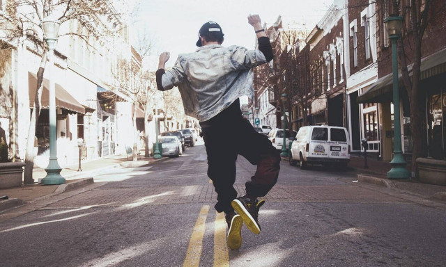 Σε κατηγορούν ότι φέρεσαι σαν «αιώνιος έφηβος»; Η επιστήμη έρχεται επιτέλους να σε δικαιώσει